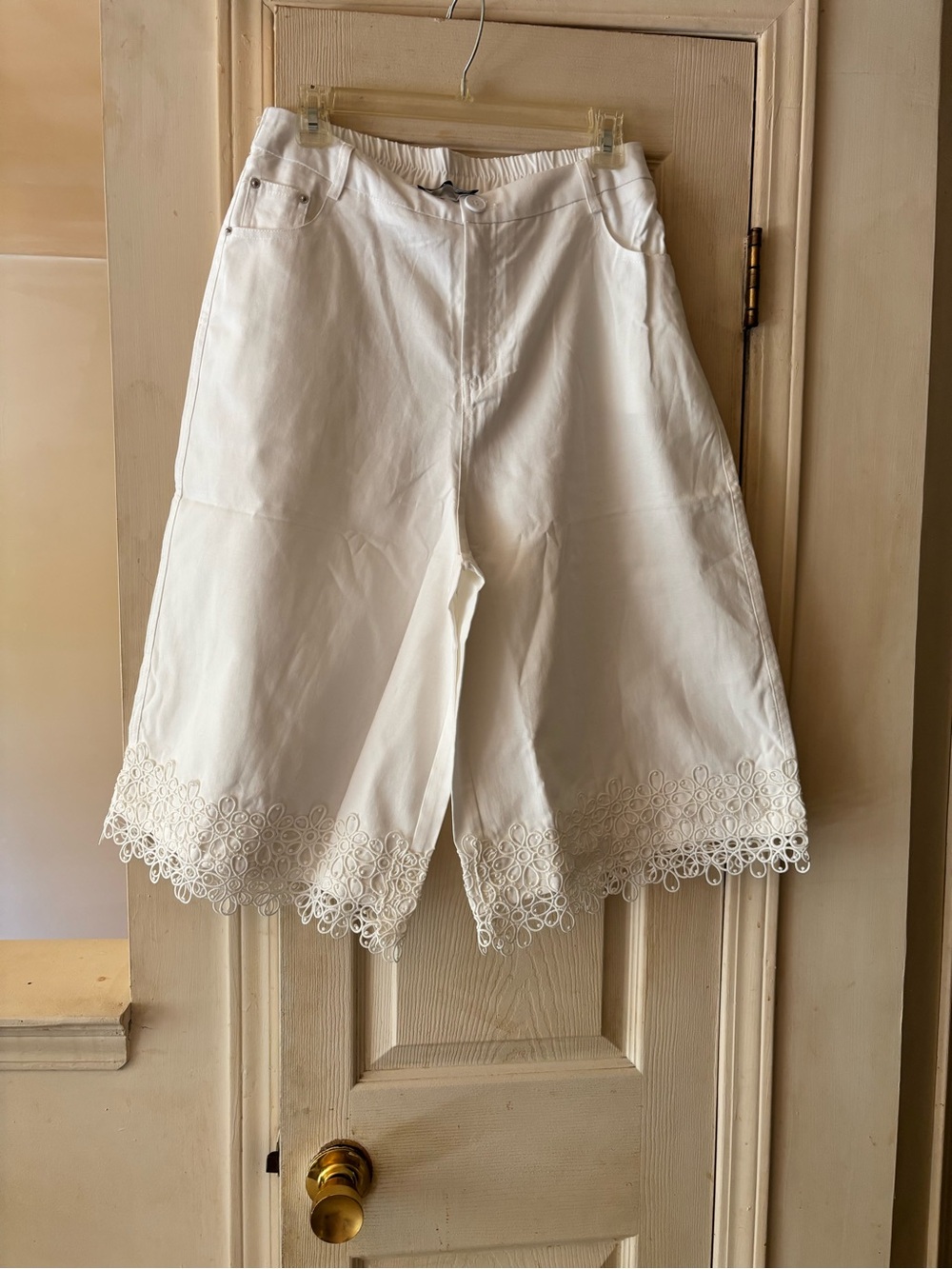 White Lace-Hem Wide Leg Women’s Short Pants